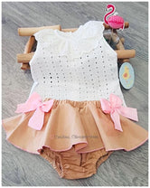 Camisa bebe niña blanca y braguita camel con lazada rosa de Pio Pio