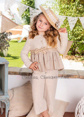 Conjunto blusa y pantalón blanco y camel Familia Rayas de Babine