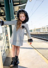 Vestido niña con capucha en felpa gris de Vera