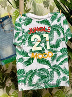 Camiseta manga corta niño con print de ojas plamera y en el centro de la camiseta "jungle 21 mood" 