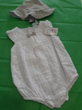 Conjunto bebe niña pelele y gorro blanco y gris de Yatsi