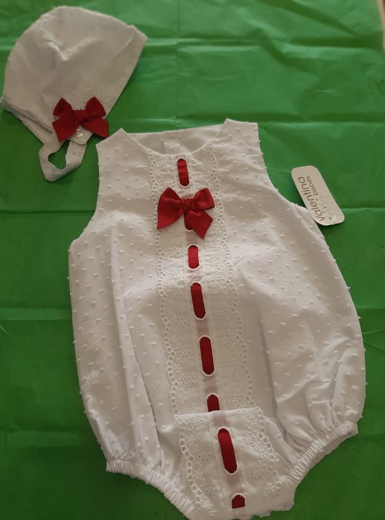 Pelele bebe unisex blanco con capota rojo o azul de Valentina Bebés
