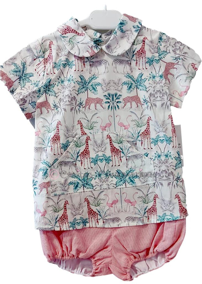 Conjunto bebe niño dos piezas, camisa cuello bebe con print Sabana Africana, jirafas y zebras , flamingo con bombacho a juego de color coral 