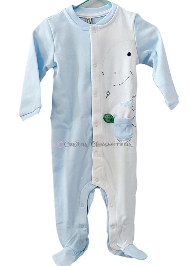 Pijama bebé niño una piezas. Pijama largo color blanco y azul celestey print bordado de dinosaurio  en color negro, detalle en el bolsillo de una ojita verde